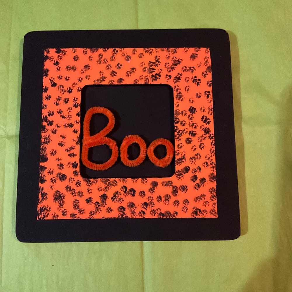 An 8x8” Halloween plaque.  H113